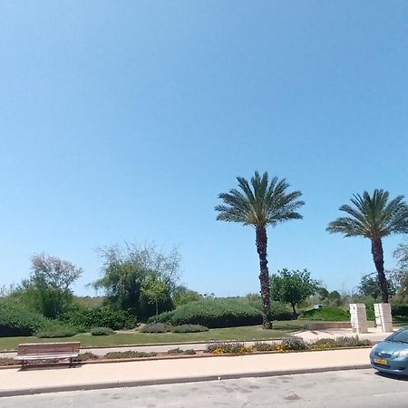 Beach Suite Israel- Private Jacuzzi Garden Suite & Gym, 3 Min Walk To Beach ביץ סוייט ישראל- ג'קוזי פרטי בגינה 3 דקות הליכה לים וחדר כושר Ashkelon Ngoại thất bức ảnh