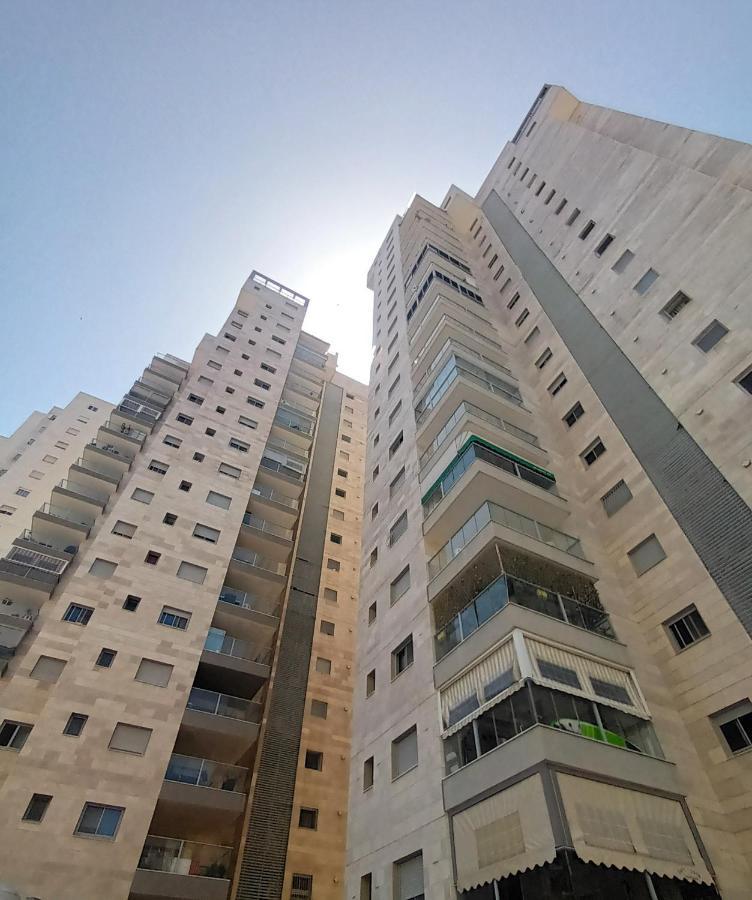 Beach Suite Israel- Private Jacuzzi Garden Suite & Gym, 3 Min Walk To Beach ביץ סוייט ישראל- ג'קוזי פרטי בגינה 3 דקות הליכה לים וחדר כושר Ashkelon Ngoại thất bức ảnh